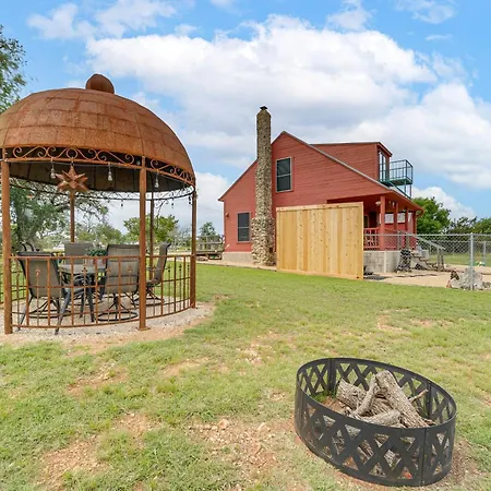 Pet-Friendly Fredericksburg Cabin With Lovely Views